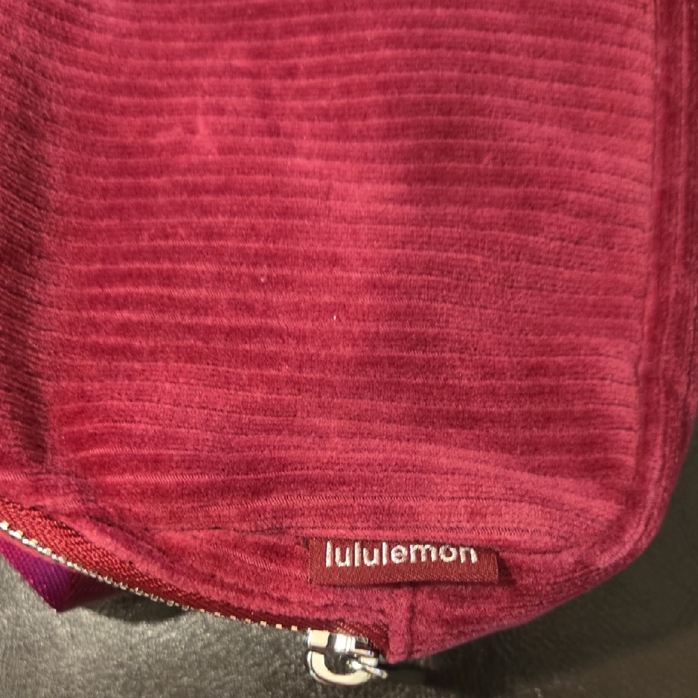 Lululemon Athletica Red Crossbody Bag with Sporty Design - Picture 3 of 7